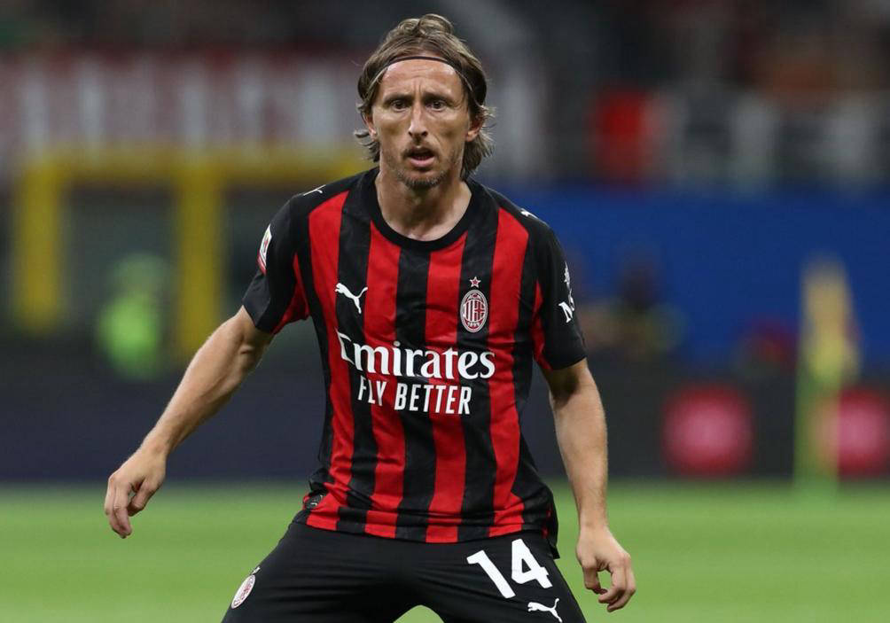 英超日本国脚与战犯照片合影，其俱乐部比赛在中国照常直播引球迷不满，咪咕客服回应